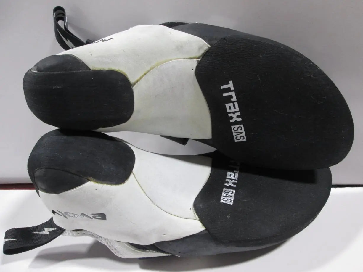 8Black/White