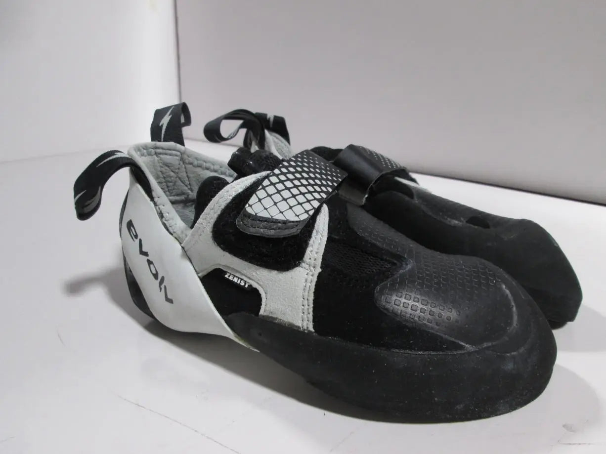 8Black/White