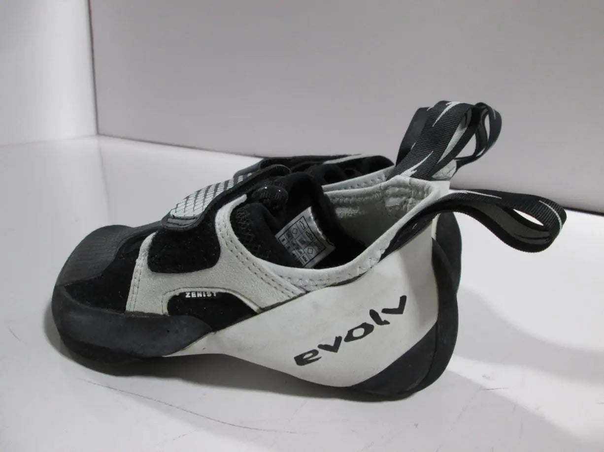 8Black/White