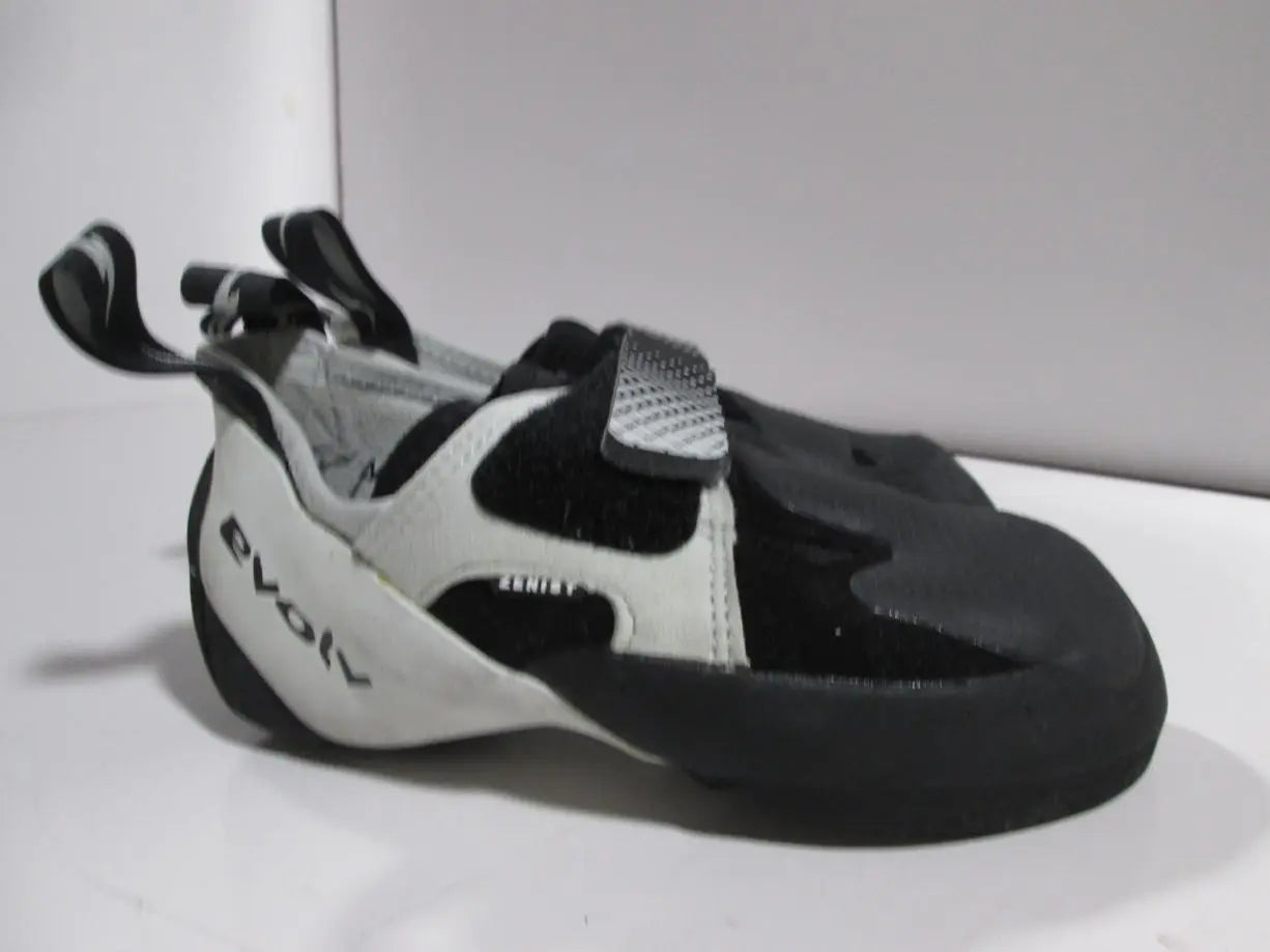 8Black/White