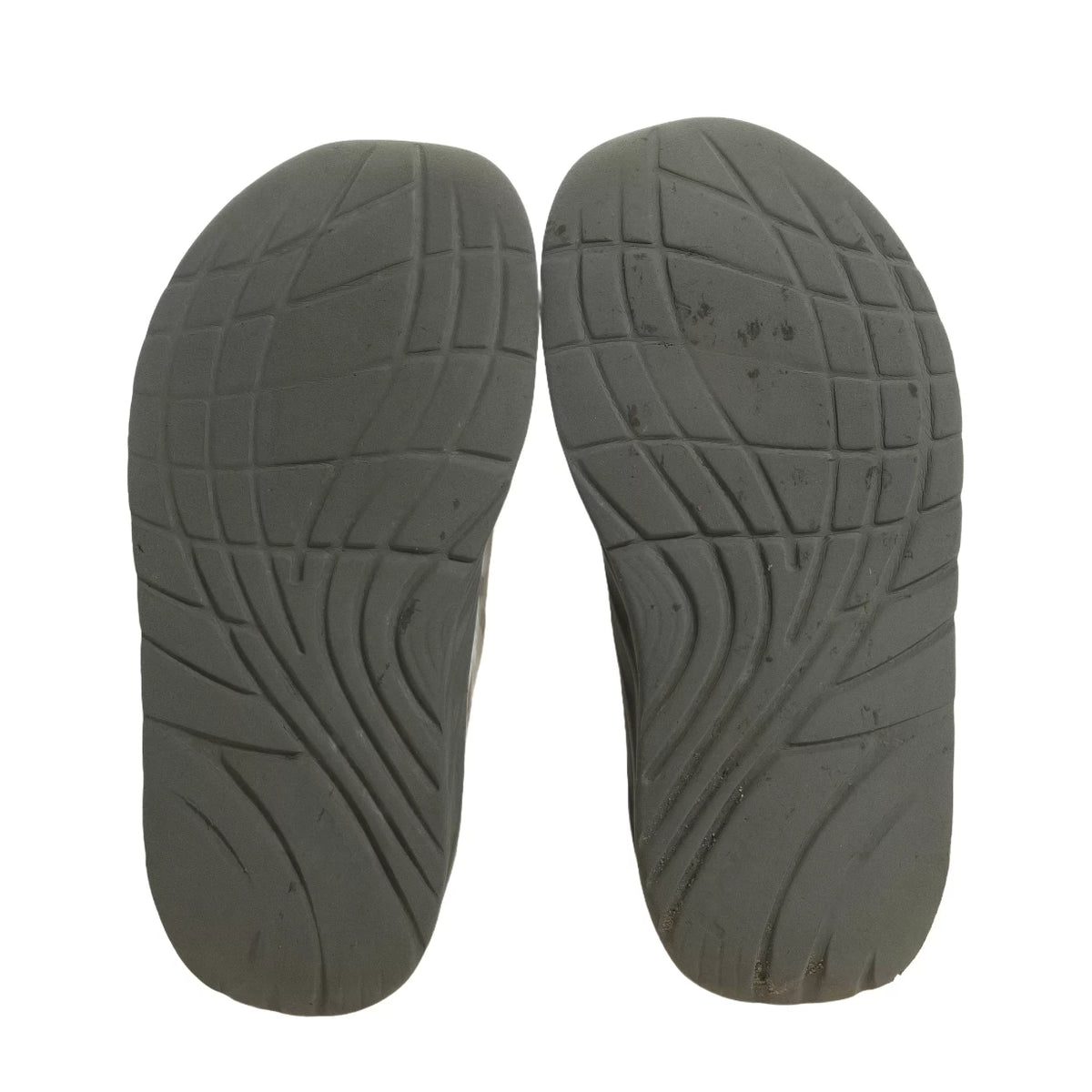 Estimated 9-9.5Gray/White