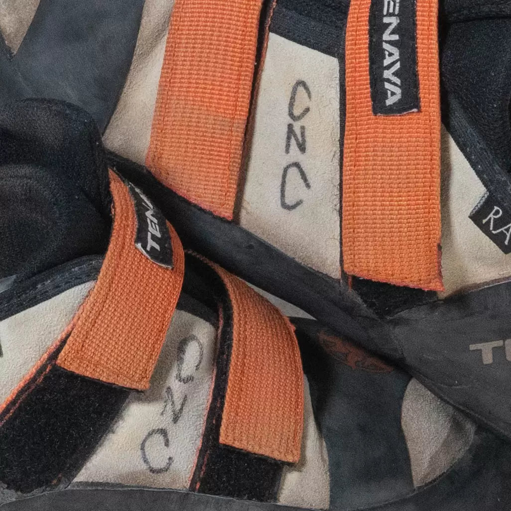 12Black/Orange