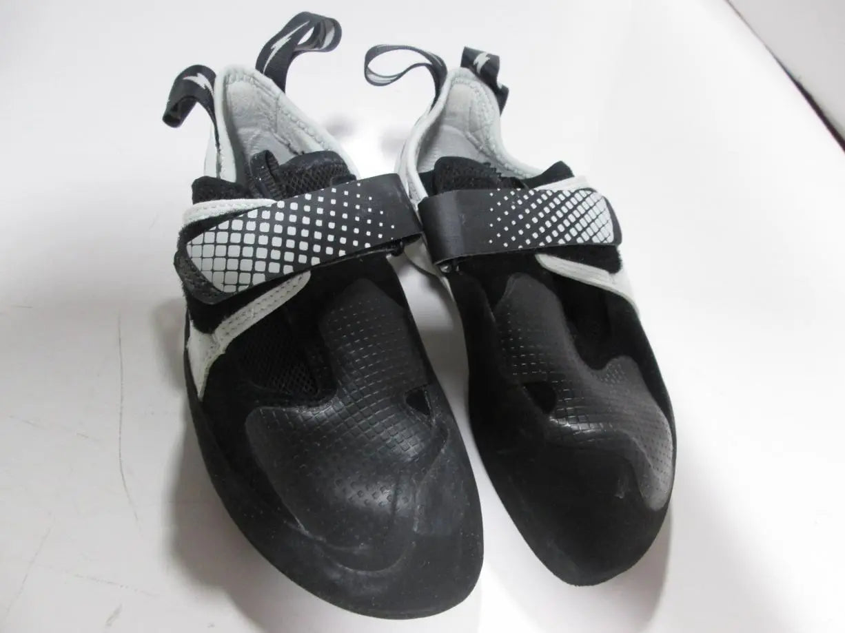 8Black/White