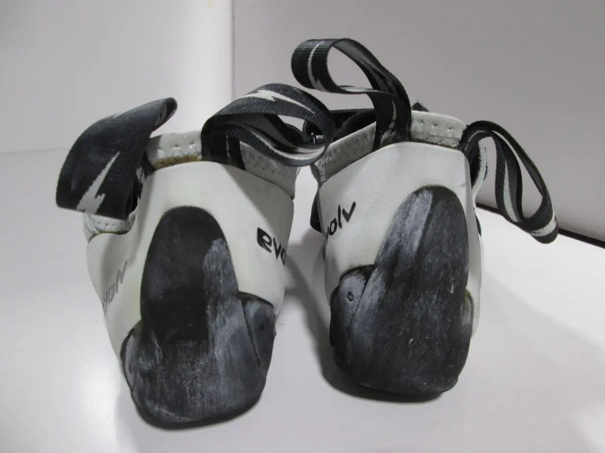 8Black/White