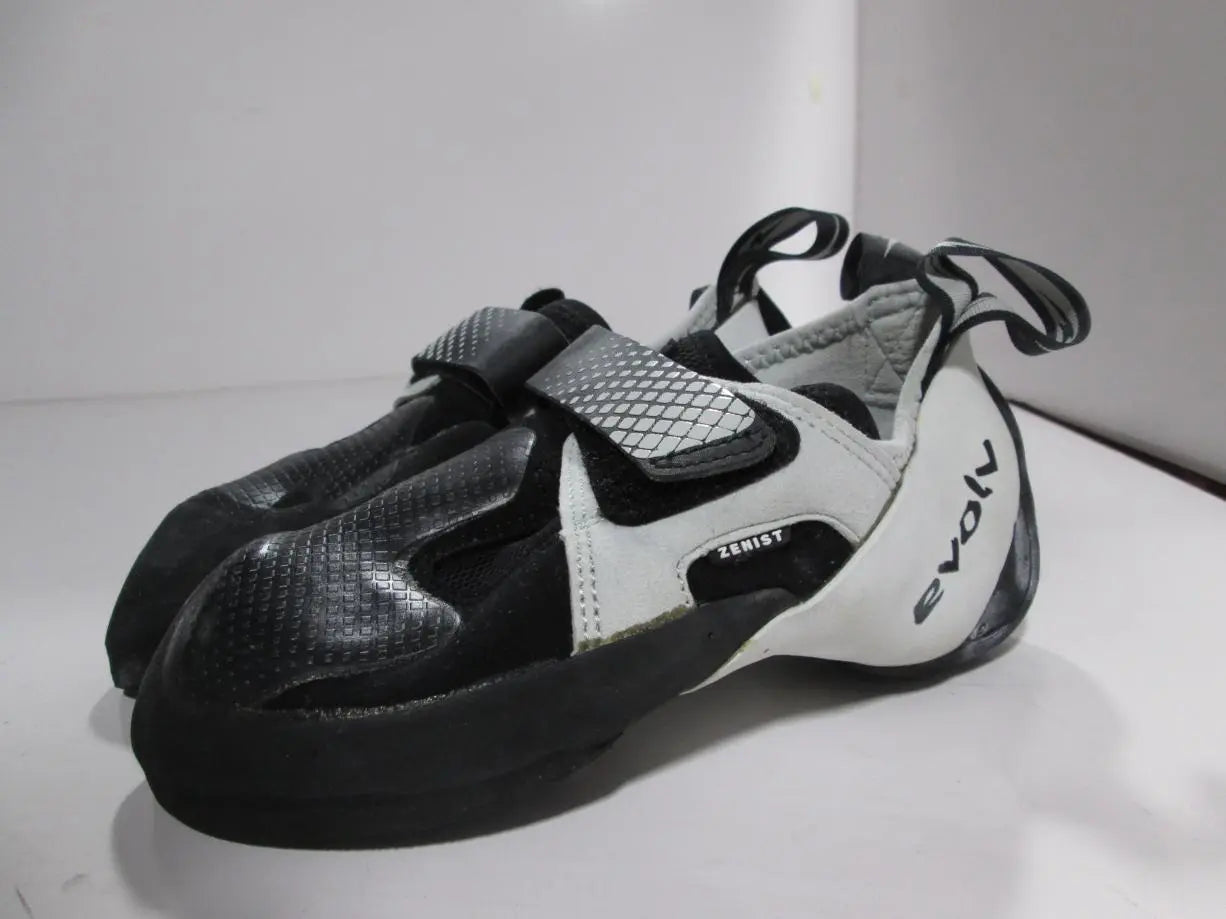 8Black/White