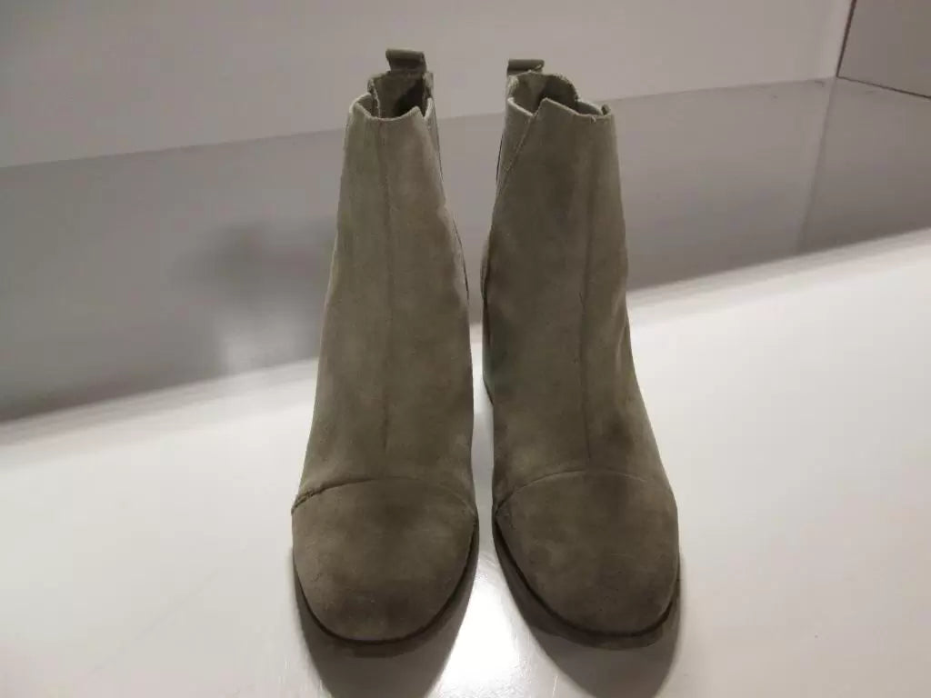  9Desert Taupe Suede
