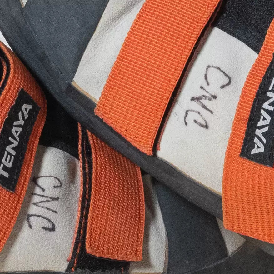 12Black/Orange