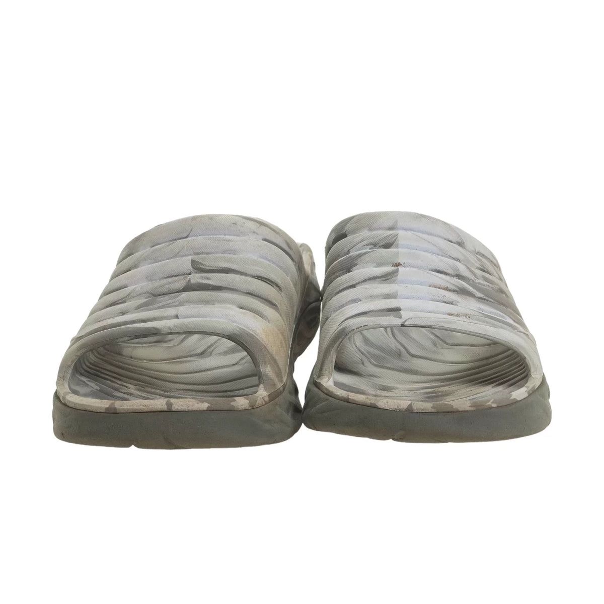Estimated 9-9.5Gray/White